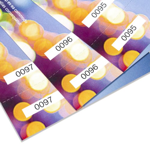 Tickets en papier avec ligne de perforation.
