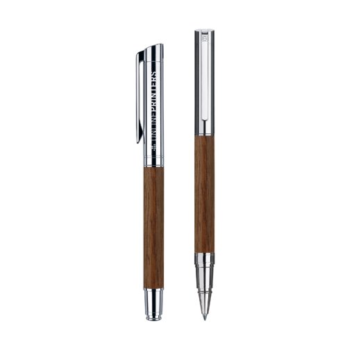Stylo roller de couleur argent avec capuchon.