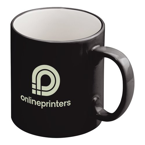 Tasse en céramique noire avec anse.