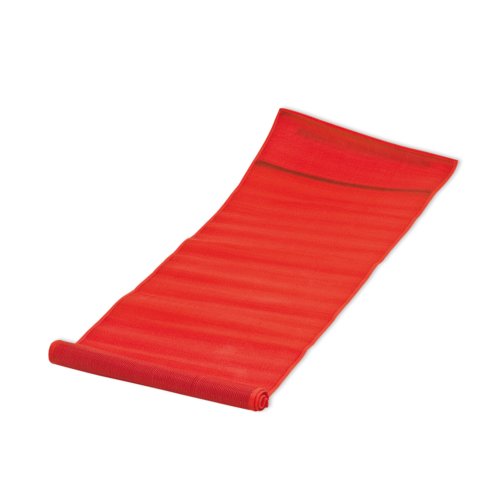 Tapis de plage rouge en textile, enroulable.