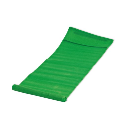Tapis de plage en tissu vert, enroulable.