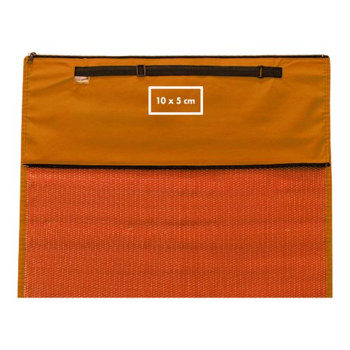 Tapis de plage orange avec poigne de transport et fermeture clair.