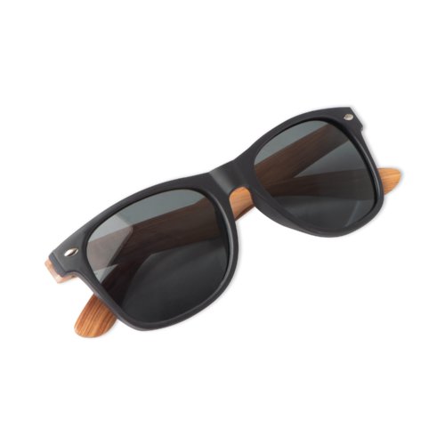 Lunettes de soleil noires avec branches en bois.