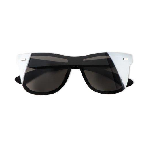 Lunettes de soleil en plastique avec verres teints.