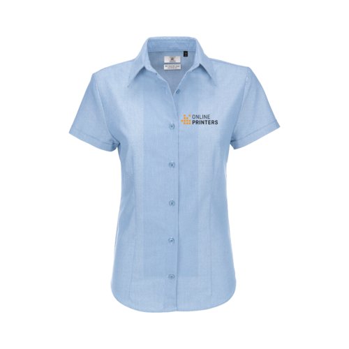 Blouse oxford bleu en coton pour femmes,  manches courtes et patte de boutonnage.