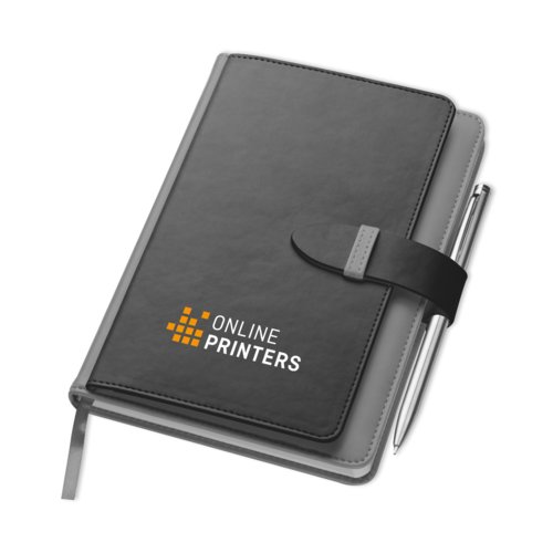 Carnet  couverture rigide grise avec sangle de fermeture.