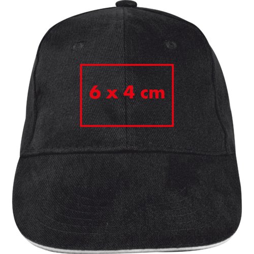 Casquette de baseball noire en tissu à six panneaux avec sangle réglable.