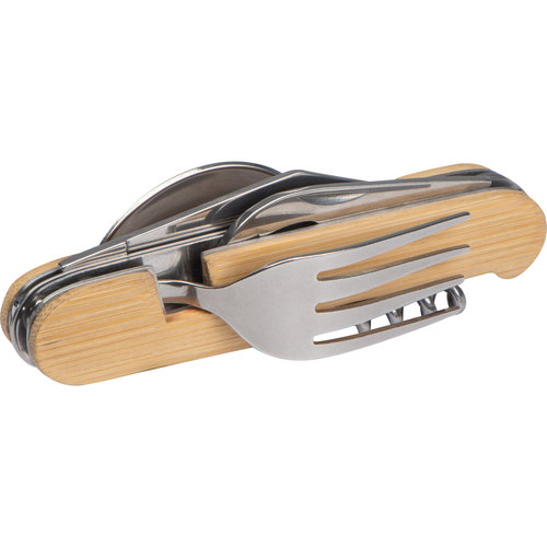 Couverts de camping beige en bambou et métal avec divers outils.
