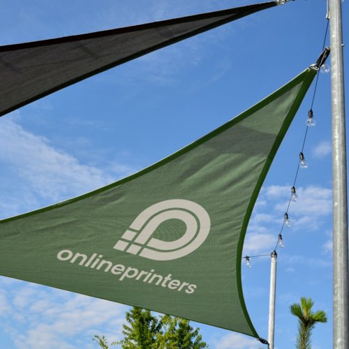 Voile d'ombrage triangulaire en toile avec &#339;illets de fixation.