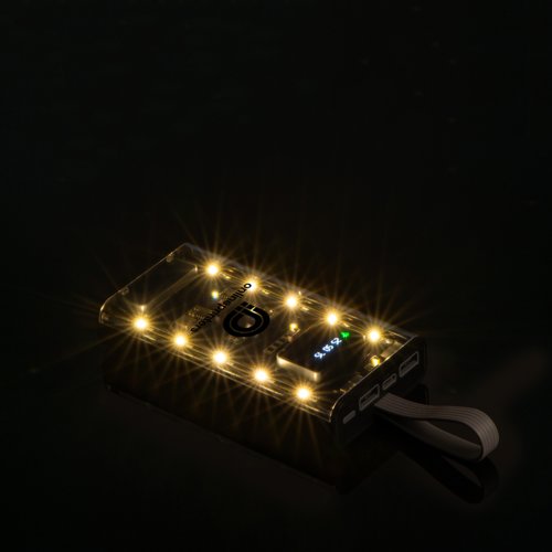 Batterie externe transparente avec ports USB et lumières LED.