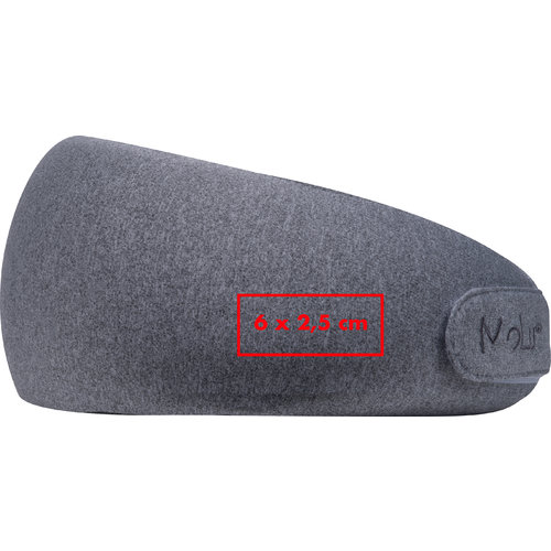 Oreiller cervical en tissu gris avec fermeture réglable.