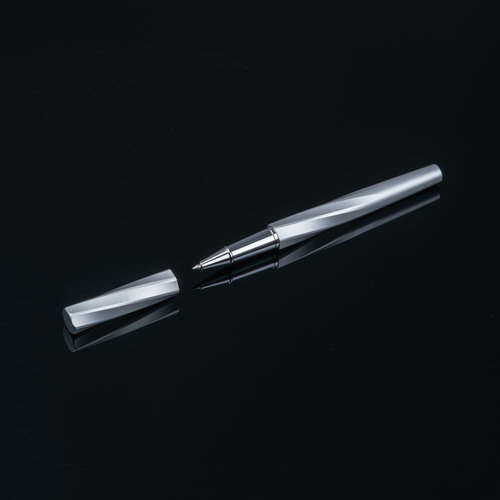 Stylo roller en laiton avec capuchon.