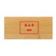 Horloge de bureau en bois clair de forme rectangulaire.