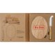 Planche à fromage en bois avec couteau à fromage.