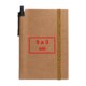 Carnet marron avec élastique et porte-stylo.