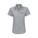 Blouse Oxford gris clair pour femme avec manches courtes.