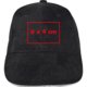 Casquette de baseball noire en tissu à six panneaux avec sangle réglable.