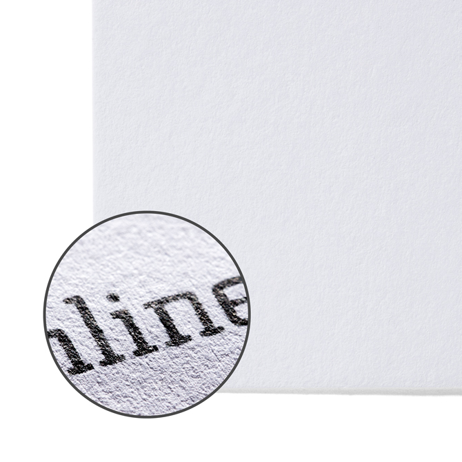 Image Vue détaillée d’un papier offset à la structure rugueuse et absorbante, idéal pour écrire.