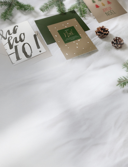 Enveloppe Avec Des Décorations De Noël En Argent Sur Une Surface