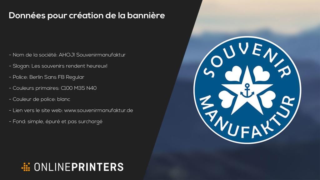 Diapositive de présentation présentant des notes de conception de bannière en français, détaillant les informations sur le logo, le nom de l'entreprise AHOJ Souvenirmanufaktur, le slogan, la police Berlin Sans FB Regular, les couleurs et le lien vers le site web. L'arrière-plan reste simple et épuré.