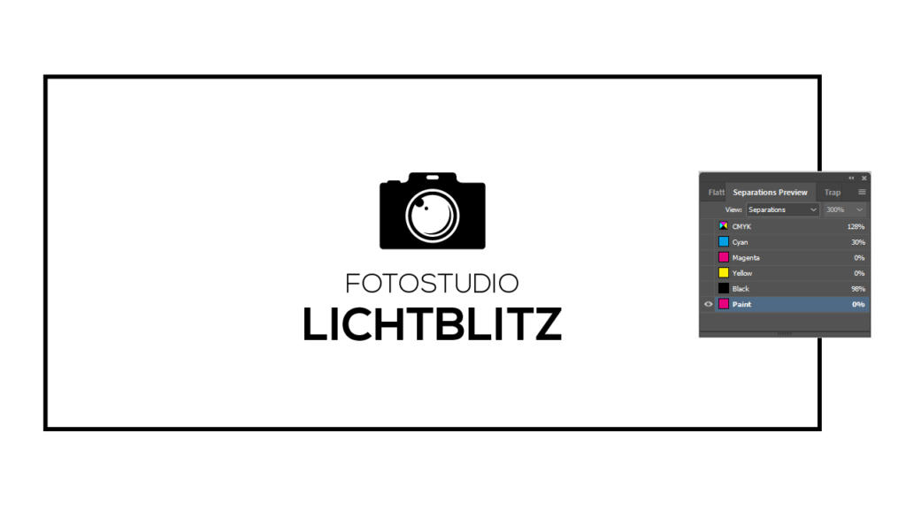 Le logo de Fotostudio Lichtblitz présente la silhouette noire d'un appareil photo avec un éclat lumineux à l'intérieur de l'objectif. Sous l'appareil, on peut lire « FOTOSTUDIO LICHTBLITZ », tandis qu'à droite, un aperçu de la séparation des couleurs laisse entrevoir l'ajout de la Cinquième Couleur.