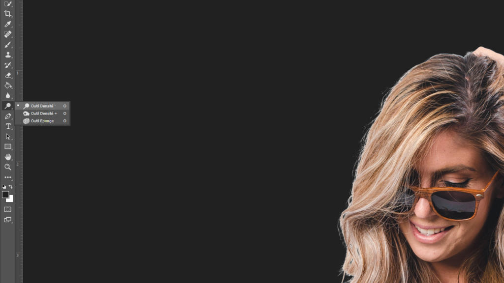 Une femme aux cheveux blonds portant des lunettes de soleil sourit, partiellement recadrée sur fond noir. À gauche, l'interface d'un logiciel de retouche photo affiche des barres d'outils, idéales pour ceux qui cherchent à détourer une chevelure avec précision.