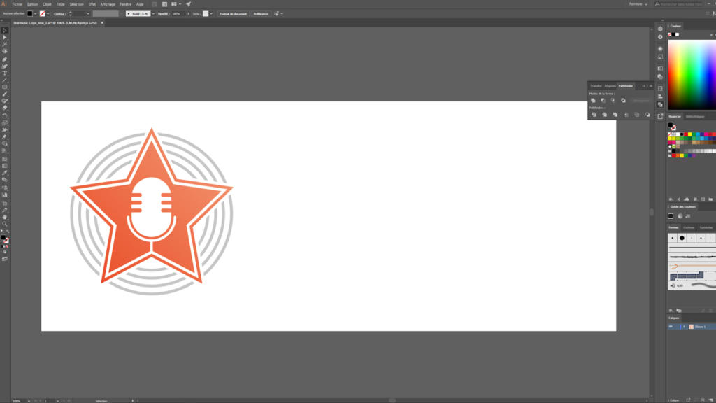 Capture d'écran d'un espace de travail Adobe Illustrator présentant un logo : une étoile orange avec une icône de microphone blanche. Ce logo est mis en valeur par des lignes circulaires concentriques sur un fond blanc immaculé.