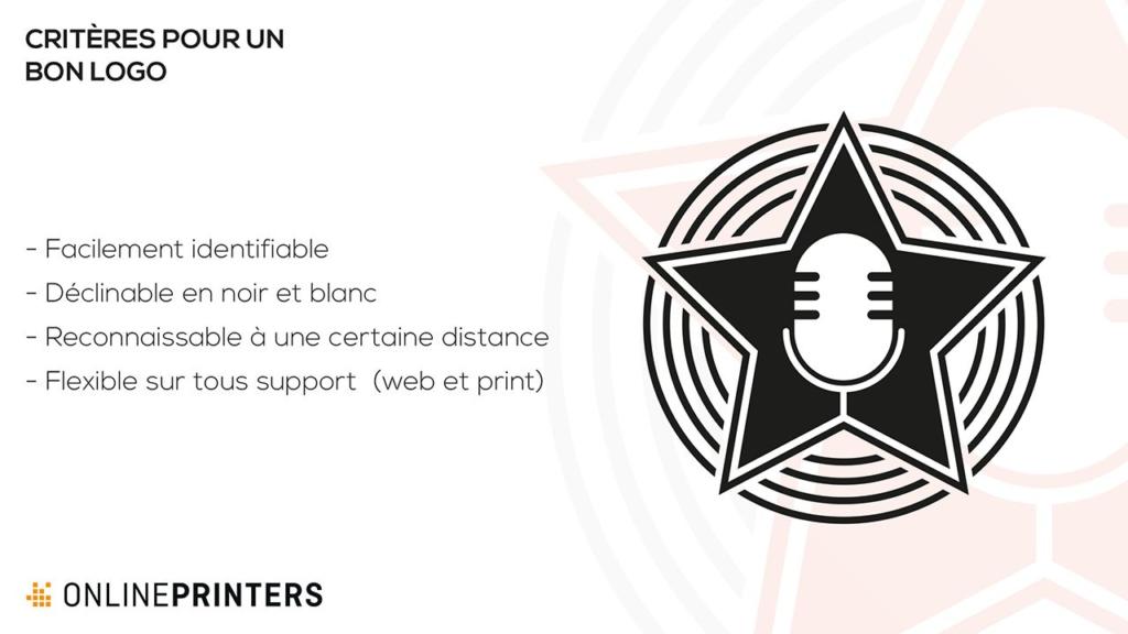 Une diapositive de présentation présente un logo représentant une étoile noire et un microphone à droite. À gauche, elle détaille les critères d'un bon logo en français : facilement identifiable, disponible en noir et blanc, reconnaissable de loin et adaptable au web et à l'imprimé – un gage d'efficacité dans la conception de logos.