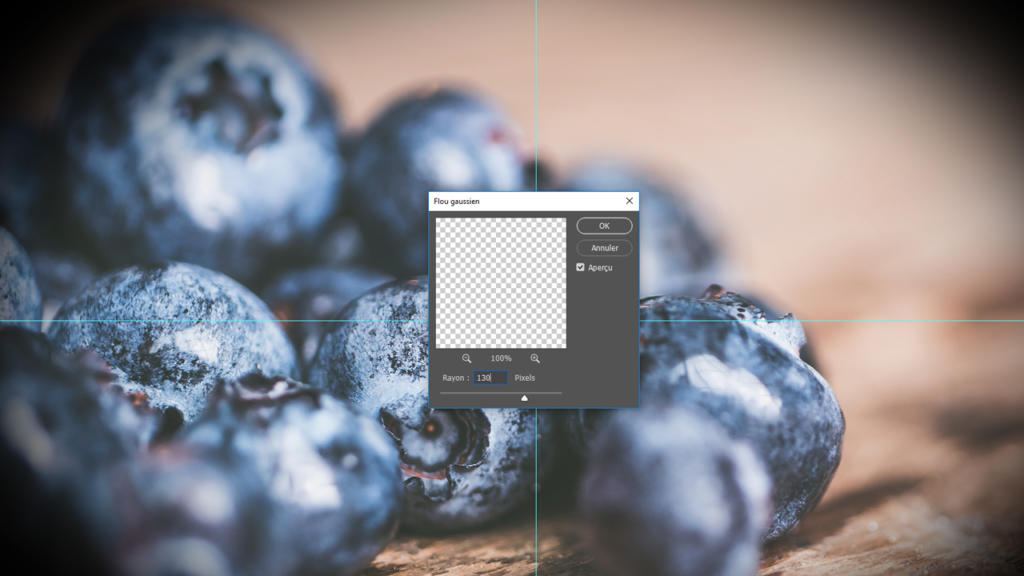 Un gros plan de myrtilles fraîches est habilement intégré à l'interface Photoshop, où un effet de vignetage met en valeur la riche texture des baies. L'écran affiche des options de réglage de la résolution de l'image, avec un motif de grille transparent recouvrant partiellement le fruit.