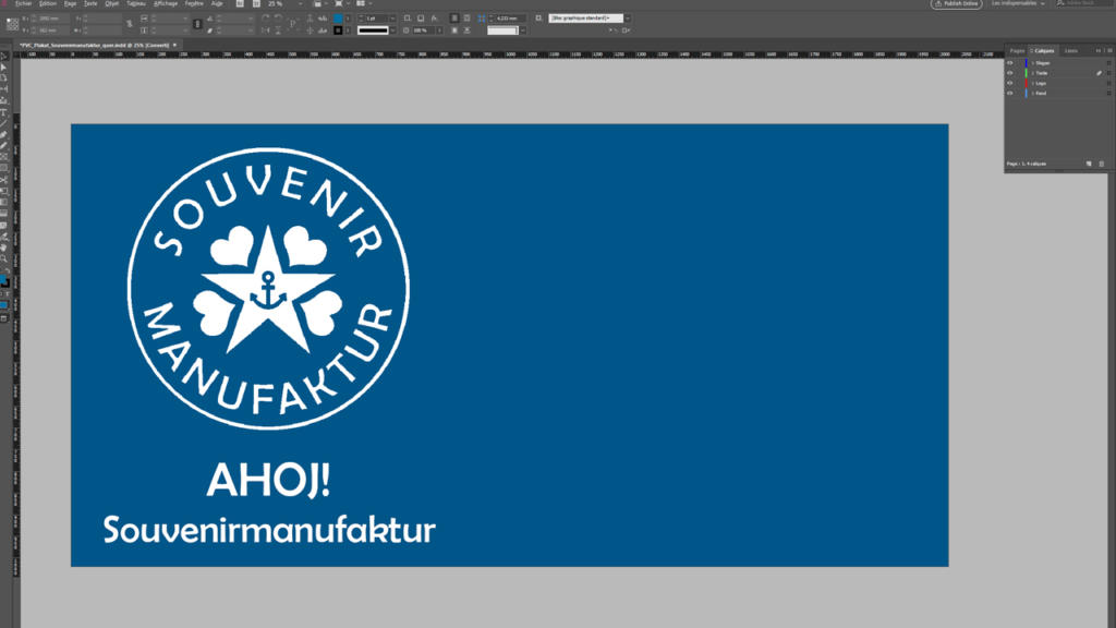 Fond bleu avec un logo circulaire représentant une étoile, une ancre et des cœurs. Le texte « SOUVENIR MANUFAKTUR » est inscrit autour du logo. En dessous, « AHOI! Souvenirmanufaktur » est réalisé en blanc, combinant des éléments de bannière innovants pour créer une présentation attrayante.