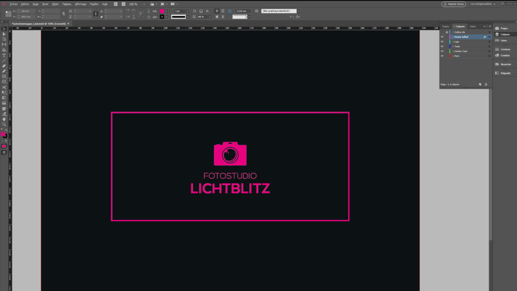 Un écran d'ordinateur illumine l'interface d'un logiciel de conception sur fond noir. Au centre, une icône d'appareil photo rose est associée au titre rose en gras : Fotostudio Lichtblitz. Plusieurs barres d'outils flottent dans l'espace de travail, prêtes à créer la magie unique de la Cinquième Couleur.