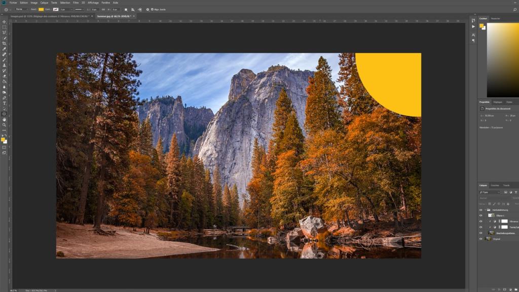 Une capture d'écran de Photoshop montre une photo de paysage d'automne en cours de retouche. La scène met en scène une rivière, un feuillage automnal éclatant et d'imposantes formations rocheuses sous un ciel bleu clair. Plusieurs barres d'outils d'action sont visibles, ainsi qu'une forme jaune surlignée sur l'image.