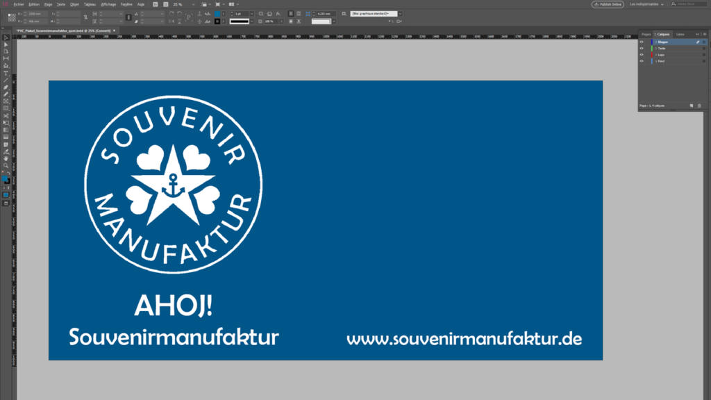 Une bannière bleue présente un logo circulaire blanc avec une ancre, des cœurs et le texte « Souvenir Manufaktur ». Le logo AHOI! en gras et l'adresse du site web www.souvenirmanufaktur.de complètent cette présentation attrayante.