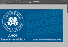 Design graphique bleu avec un logo représentant une ancre et deux cœurs, le tout encadré par une élégante bannière mettant en valeur Souvenir Manufaktur. Le texte « AHOI ! Souvenirmanufaktur » et « Souvenirmachenglücklich » est accompagné de l'URL du site web.