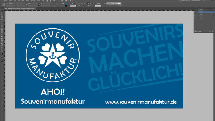 Design graphique bleu avec un logo représentant une ancre et deux cœurs, le tout encadré par une élégante bannière mettant en valeur Souvenir Manufaktur. Le texte « AHOI ! Souvenirmanufaktur » et « Souvenirmachenglücklich » est accompagné de l'URL du site web.