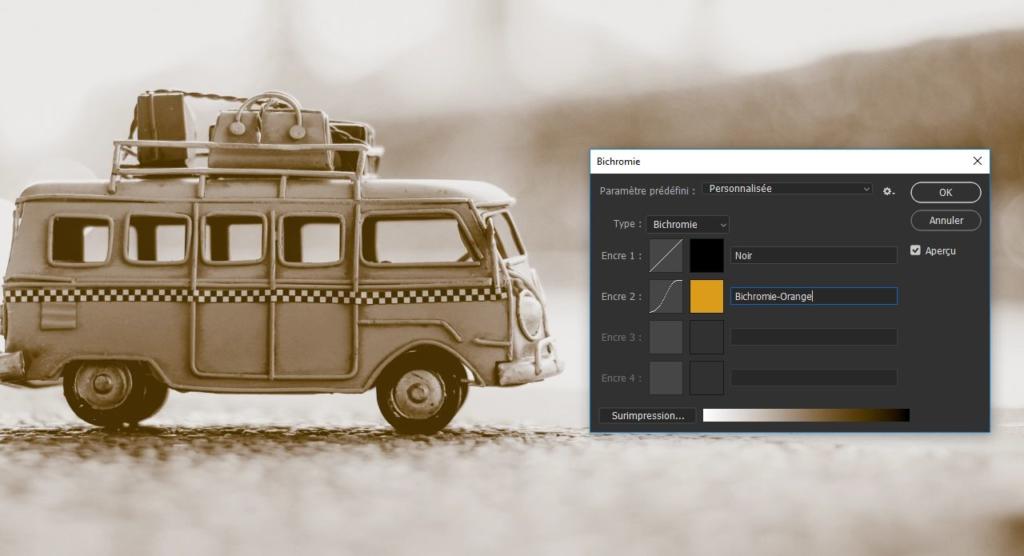 Image sépia d'une camionnette vintage avec des bagages empilés dessus. Une fenêtre de réglage des couleurs Photoshop est ouverte, affichant les paramètres permettant de modifier les tons bichromes de l'image.