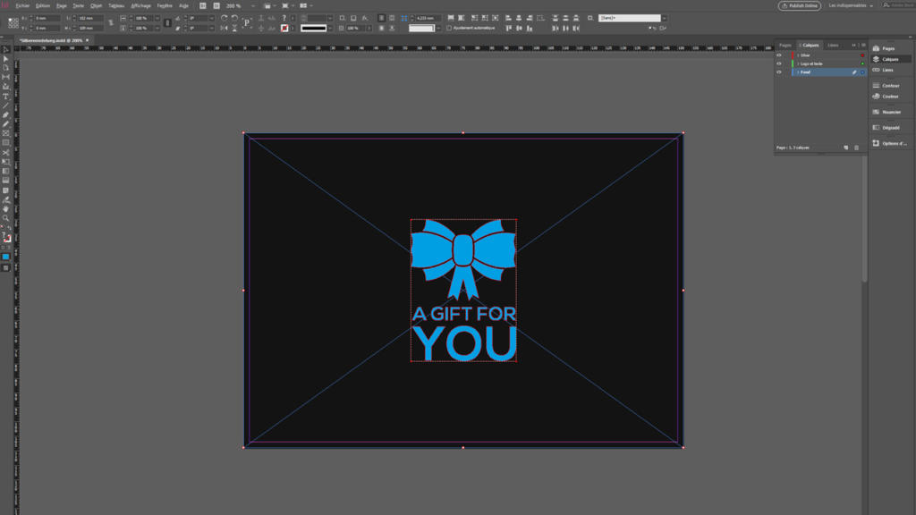 Un écran d'ordinateur affiche l'interface d'un logiciel de création graphique. Le motif représente un nœud cadeau bleu avec le texte « UN CADEAU POUR VOUS » en dessous, centré sur un fond noir. Différents outils et panneaux de conception sont visibles autour du motif.