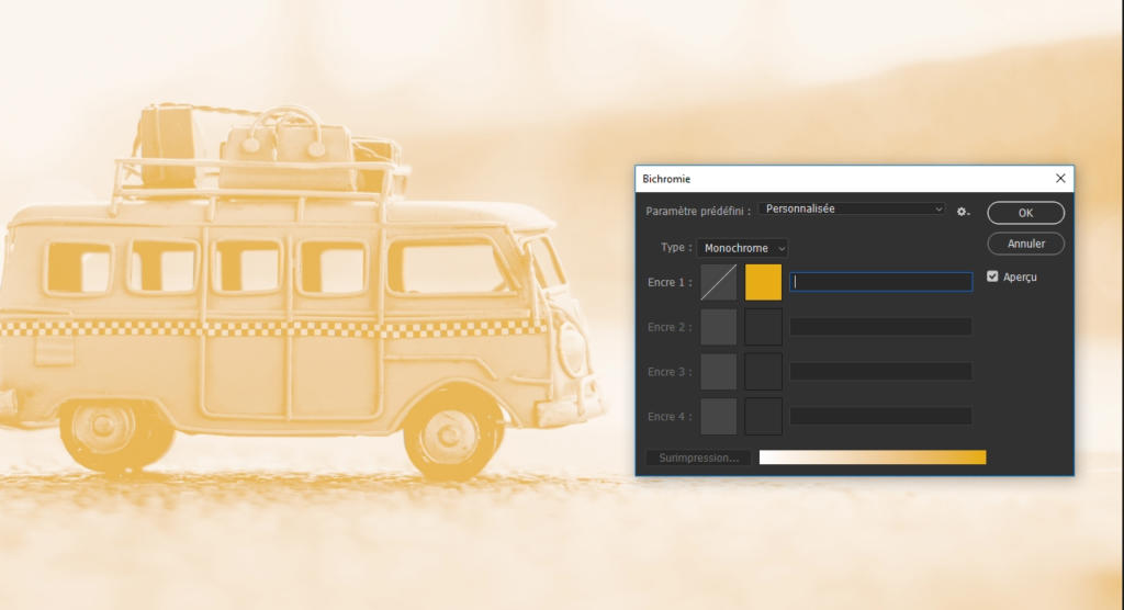 Une camionnette vintage avec porte-bagages se détache sur un arrière-plan clair et flou. Une fenêtre de retouche Photoshop se superpose sur le côté droit, mettant en valeur les paramètres Bichromie axés sur le monochrome avec une sélection de jaune, évoquant des tons sépia.