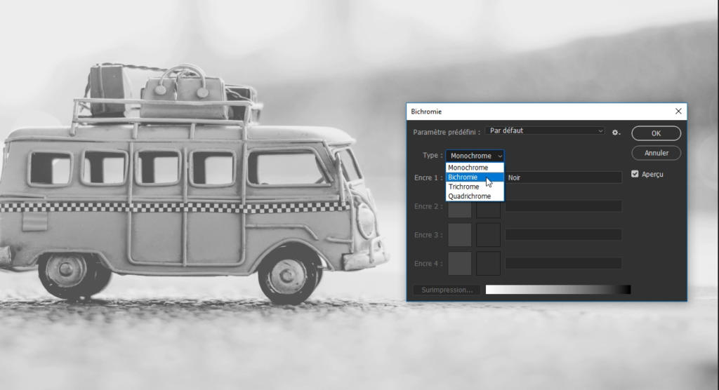 Une photo monochrome représente une camionnette vintage avec des bagages sur le toit, tandis qu'au premier plan, l'interface de Photoshop propose des options bichromie sépia. L'arrière-plan reste artistiquement flou.
