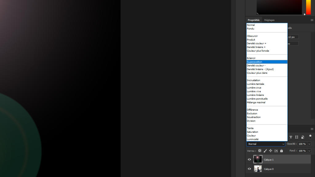 Gros plan sur un écran d'ordinateur affichant l'interface d'un logiciel de retouche graphique. La fenêtre de droite présente différentes options d'édition, avec Reactor en surbrillance. Un léger effet de flare est appliqué à gauche, accentuant le dégradé sombre qui pourrait faire partie de l'image en cours de retouche.