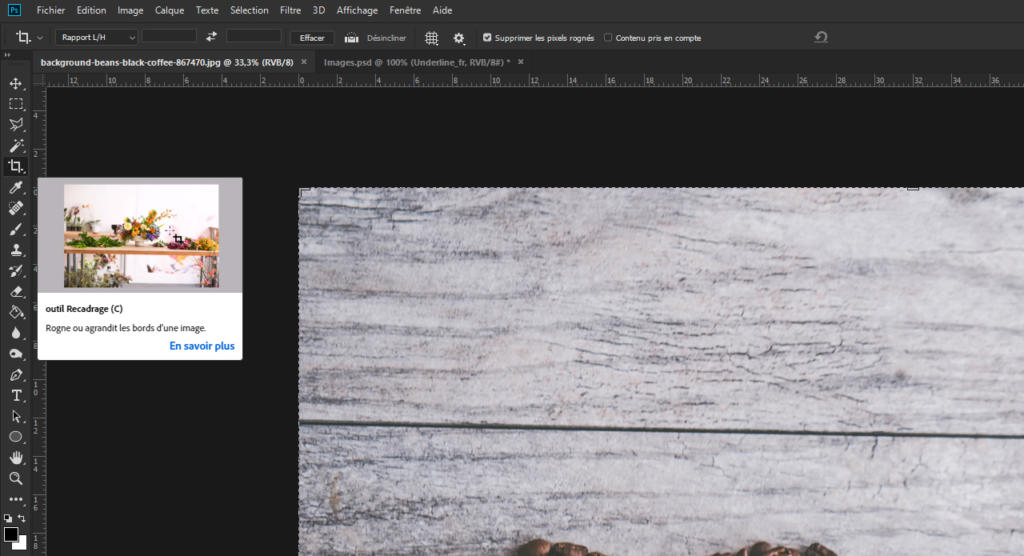 Une capture d'écran de l'interface d'un logiciel de retouche d'images présente une surface en bois rustique. Le panneau latéral présente une miniature d'une composition florale avec du texte en français. Diverses options de menu, outils et l'option « rogner une image » sont clairement visibles.