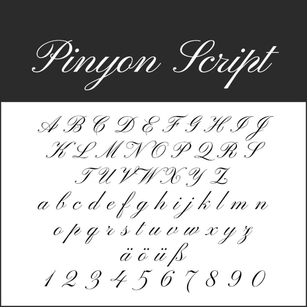 L'image présente la police Pinyon Script, parfaite pour les polices de menu, affichant des lettres majuscules et minuscules de A à Z, des caractères spéciaux et des chiffres de 0 à 9 dans un style cursif élégant sur fond blanc.