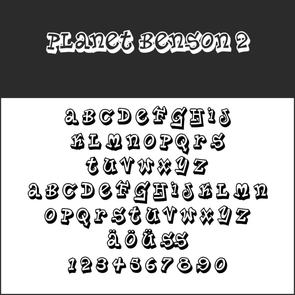 La police ludique et cartoon Planet Benson 2 est idéale pour les affiches. L'alphabet est représenté en majuscules et en minuscules, avec les chiffres de 0 à 9 et des caractères spéciaux comme ä, ö, ü et ß. Les lettres sont en gras et soulignées.