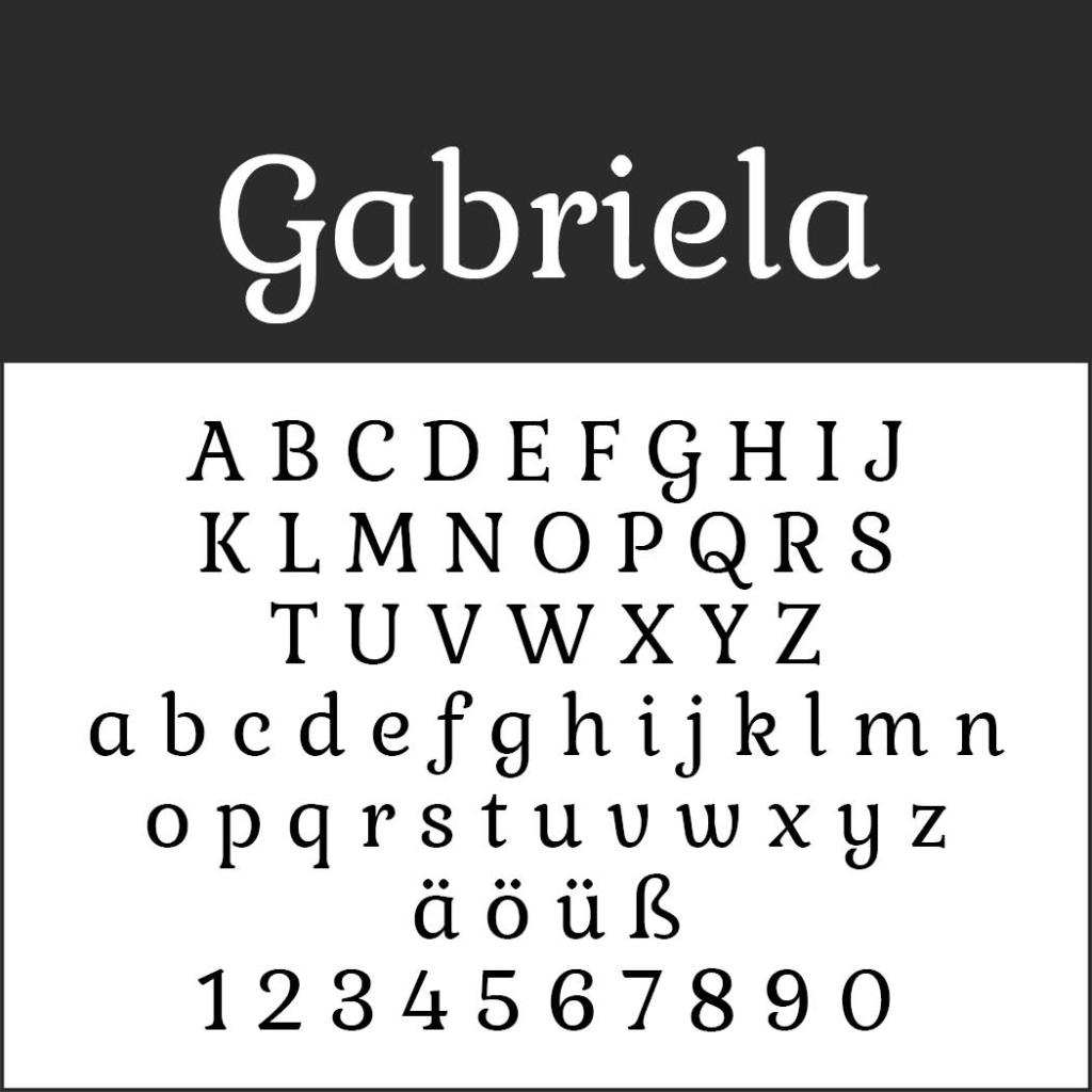 Exemple de police affichant Gabriela en texte stylisé en haut. En dessous, les lettres majuscules et minuscules, les caractères spéciaux et les chiffres de 0 à 9 sont affichés dans la police Gabriela, facilement lisible.