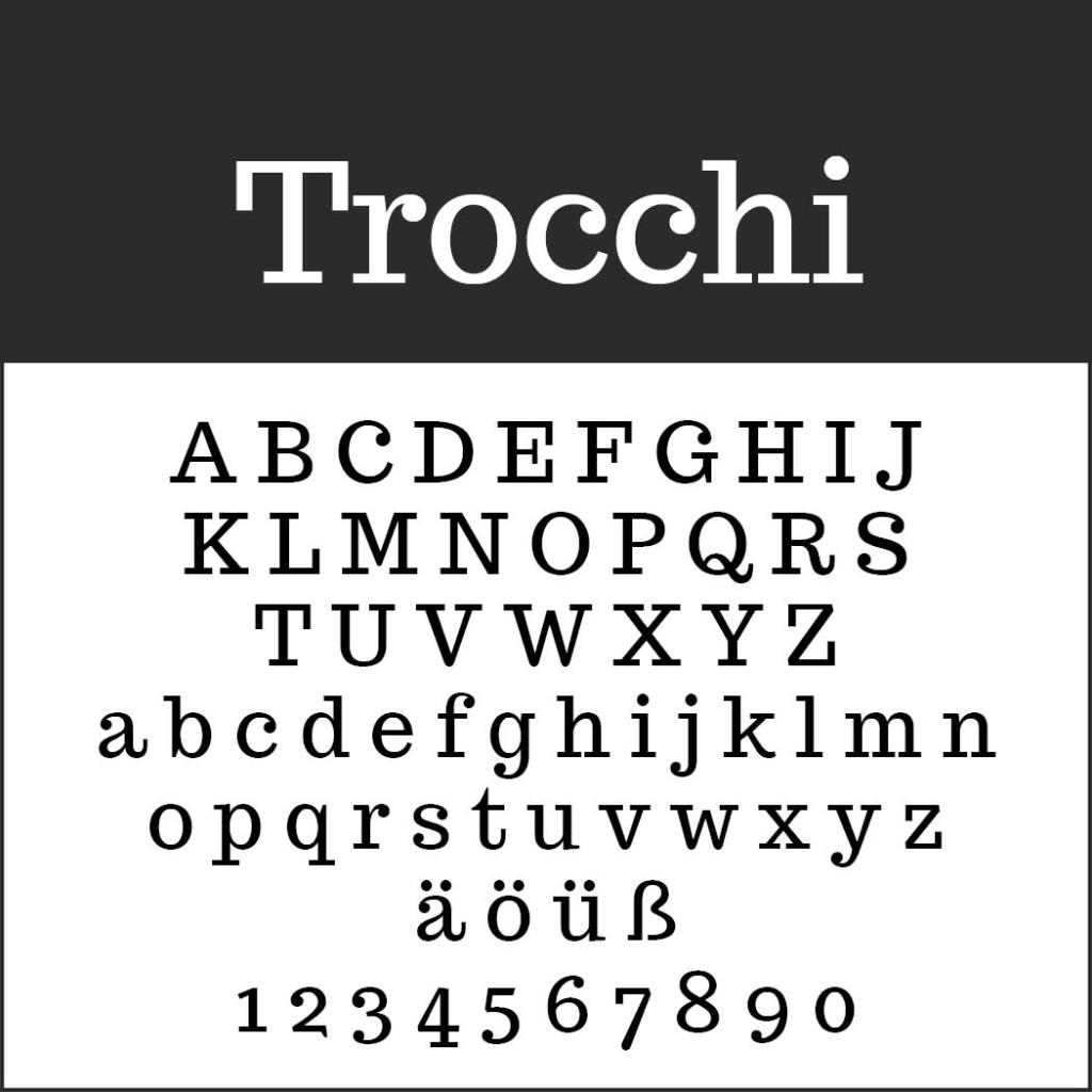 Image d'un exemple de police intitulé Trocchi, une police à empattements au design classique et élégant. Elle met en valeur les lettres majuscules de A à Z, les minuscules de a à z, les voyelles tréma ä, ö, ü, le S dièse (ß) et les chiffres de 0 à 9. C'est une police facile à lire qui offre clarté et raffinement.