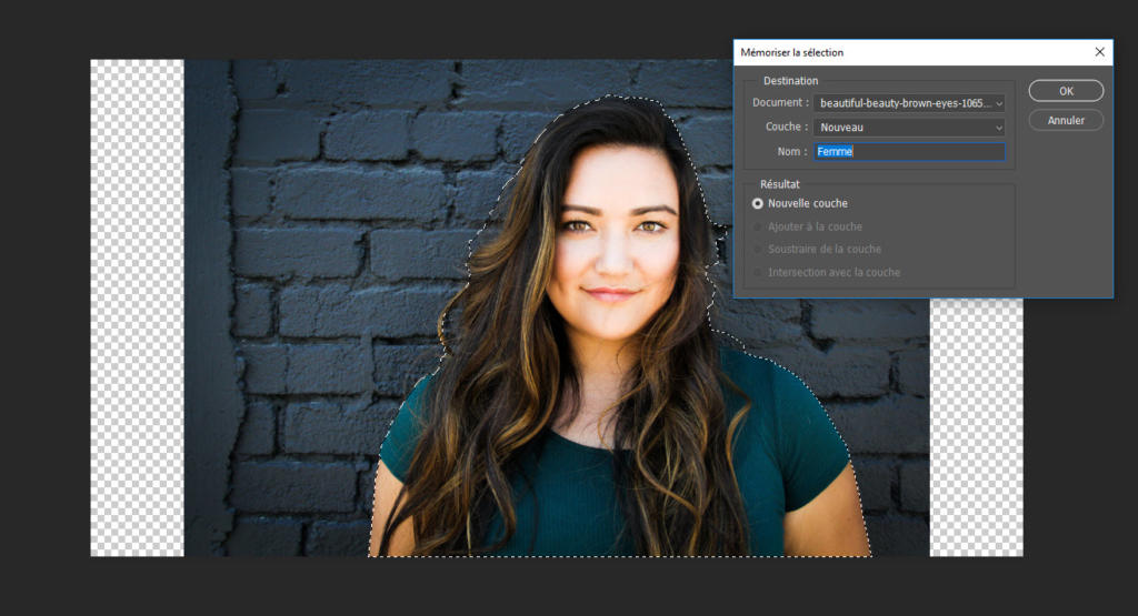 Une personne aux cheveux longs et foncés se tient devant un mur de briques grises, vêtue d'une chemise bleu canard. À proximité, une interface Photoshop est ouverte sur la droite, proposant des options comme « redimensionner l'image » et enregistrer les sélections dans le logiciel de retouche photo.