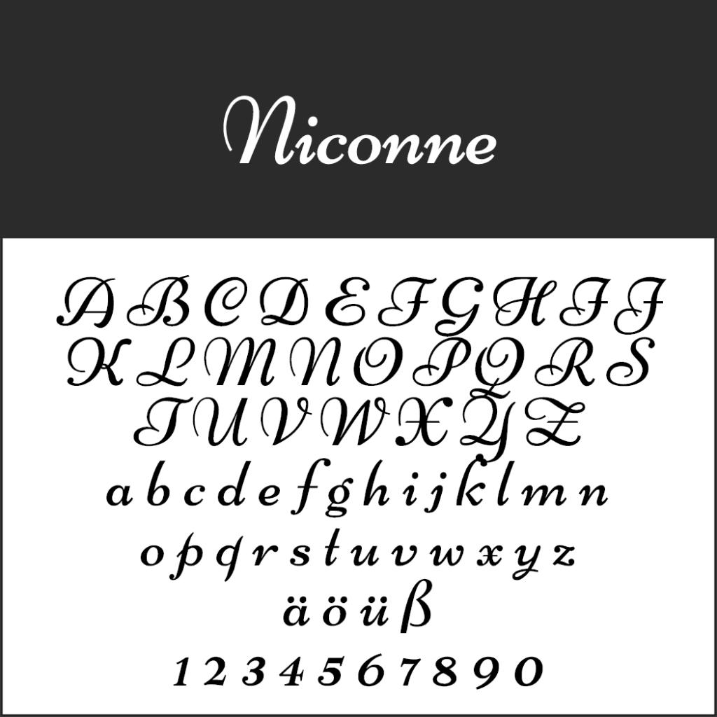 Exemple de police « Niconne » présentée dans un style cursif rappelant les anciens Schriftarten. Lettres majuscules et minuscules, caractères spéciaux (ä, ö, ü, ß) et chiffres de 0 à 9 sont mis en valeur.
