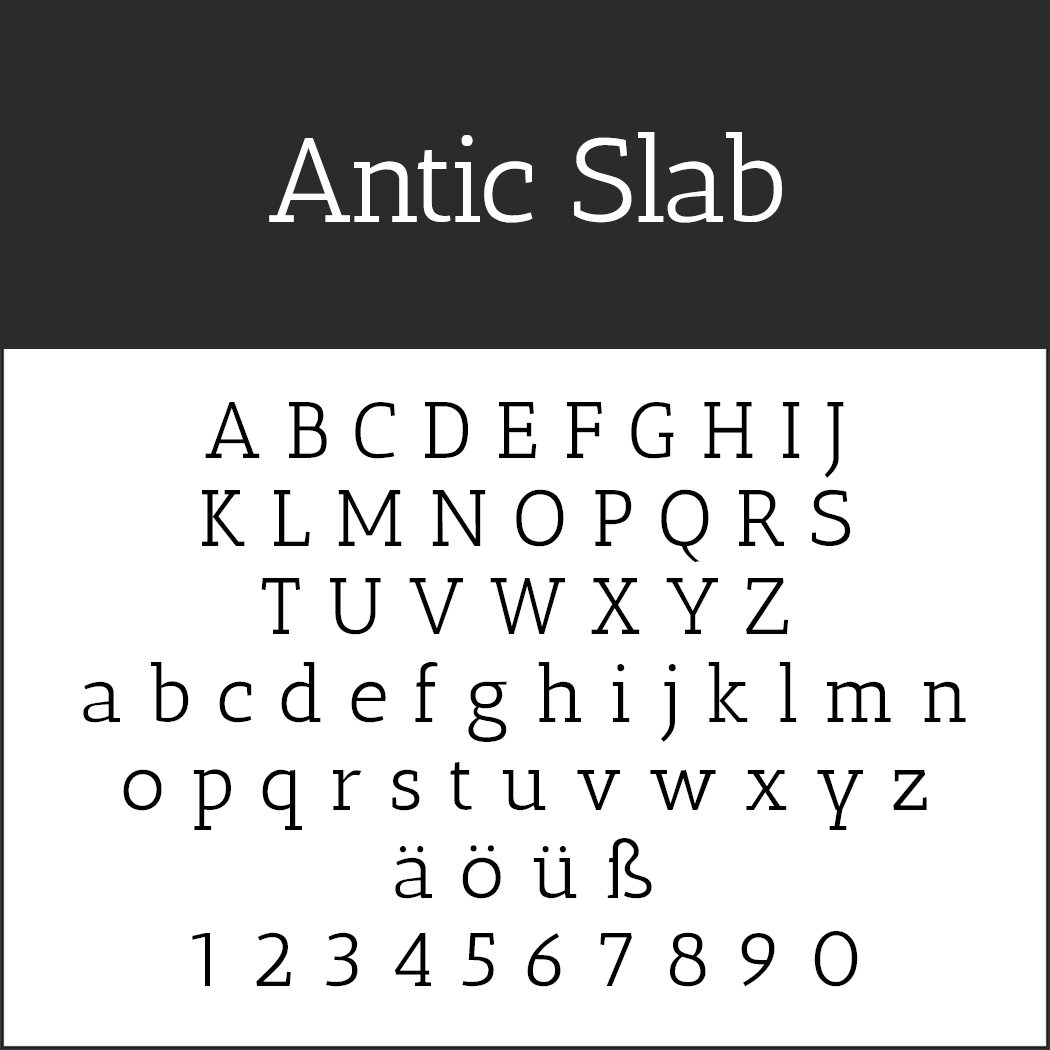 Image présentant la police Antic Slab, une police typographique à empattements captivante. Les lettres majuscules et minuscules de A à Z, les chiffres de 0 à 9 et les caractères spéciaux ä, ö, ü et ß sont élégamment représentés avec empattements sur un fond blanc avec un en-tête sombre.
