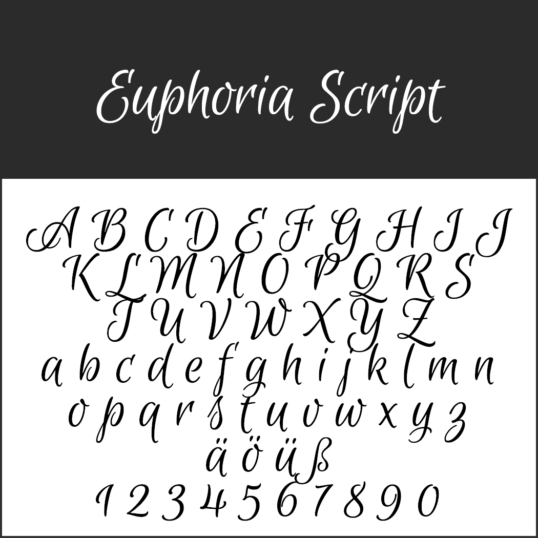 Exemple de police Euphoria Script, rappelant le style romantique de la Saint-Valentin. Elle comprend des lettres majuscules et minuscules, des chiffres de 0 à 9 et des caractères spéciaux ä, ö, ü, ß. Écrite à la main avec des lignes fluides et élégantes sur un fond blanc immaculé.