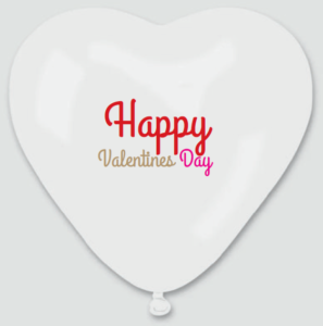 Un ballon blanc en forme de cœur avec l'inscription « Happy Valentine's Day » imprimée dessus en lettres rouges et roses, parfait pour votre collection Modèles Saint Valentin.